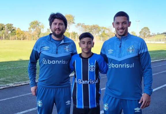 Fé Tricolor. Pequeno Romero, filho de cônsul do Grêmio, recebe 1º batismo  na capela da Arena - Notícias - Terceiro Tempo