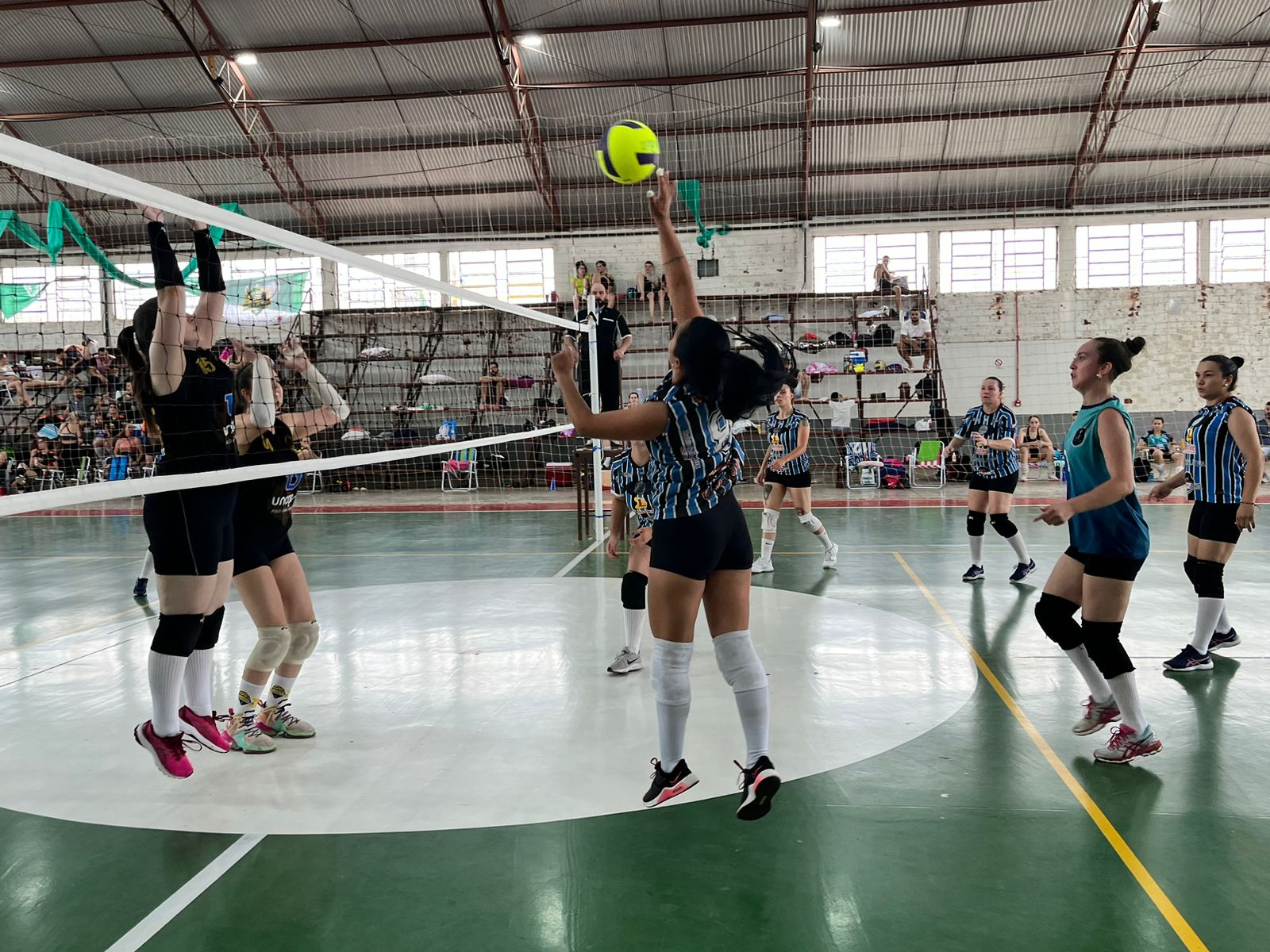 INICIOU O TORNEIO DE VÔLEI EM SANTA BÁRBARA DO SUL NA PRAÇA CENTRAL –  Assinck